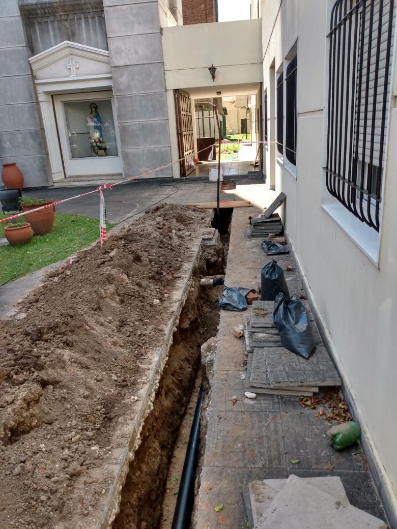 Zanja con cañería colocada durante una obra